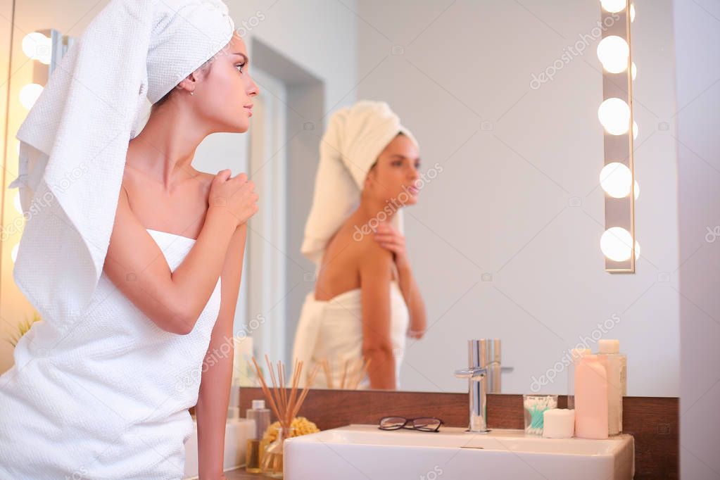 транслирует подругу в ванной. подруги в ванне. азиатские девушки в ванной. сняла подругу в ванной. красивая девушка в ванне.