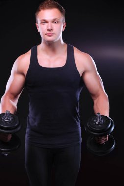 yakışıklı kaslı adam dumbell ile çalışma dışarı