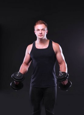 yakışıklı kaslı adam dumbell ile çalışma dışarı