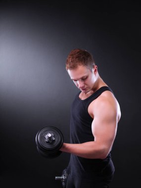 yakışıklı kaslı adam dumbell ile çalışma dışarı