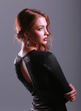 Siyah elbiseli, akşam makyajlı güzel bir kadın.