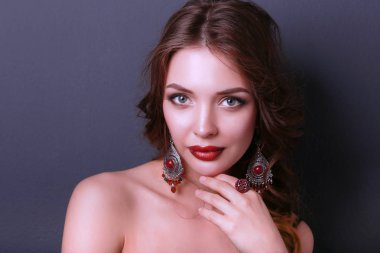 Siyah elbiseli, akşam makyajlı güzel bir kadın.