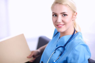 Kanepede dosyasıyla oturan mutlu genç bir doktorun portresi.