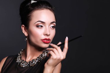 Siyah arka planda duran Retro kadın portresi