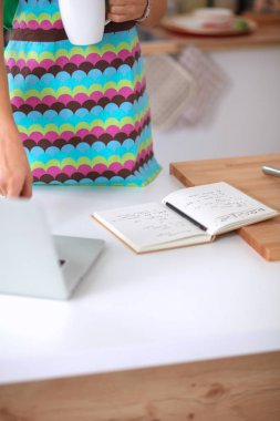 kadın mutfakta gülümseyen sağlıklı gıda ayakta yapma