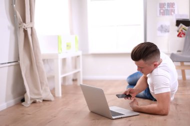 Genç işadamı katta oturan Office çalışma