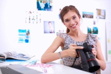 Ofiste masa başında oturan çekici bir iş kadını.