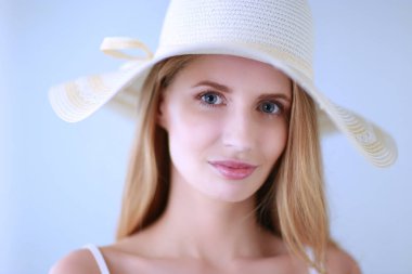 Retrato de la hermosa modelo con sombrero, aislado sobre fondo blanco