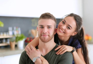 Güzel genç çift evde mutfakta eğleniyor.