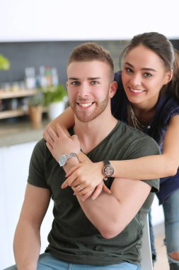 Güzel genç çift evde mutfakta eğleniyor.