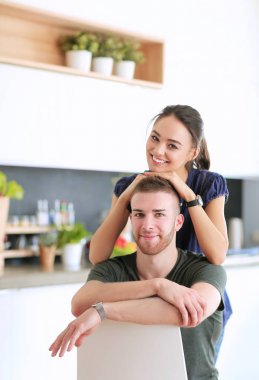 Güzel genç çift evde mutfakta eğleniyor.