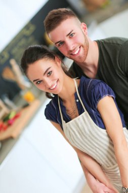 Genç çift mutfakta pasta hazırladı.