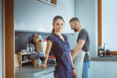 Mutfakta yemek yaparken şarap içme Çift