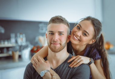Güzel genç çift evde mutfakta eğleniyor.