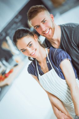 Genç çift mutfakta pasta hazırladı.