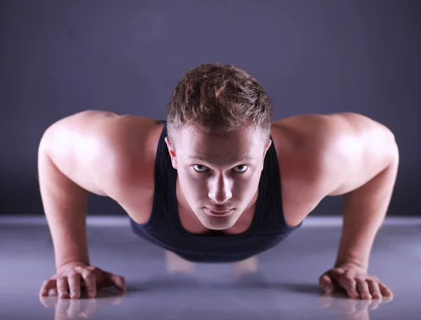 Fitness man doing push ups on floor — Stock Photo, Image