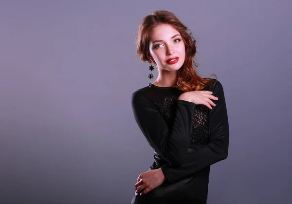 Hermosa mujer con maquillaje de noche en vestido negro — Foto de Stock