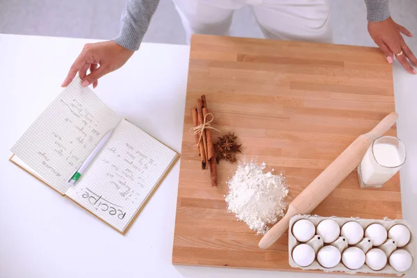 Jonge vrouw maken van cookies in de keuken — Stockfoto