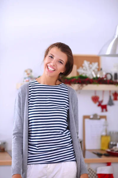 Retrato de mujer joven contra fondo interior de la cocina —  Fotos de Stock