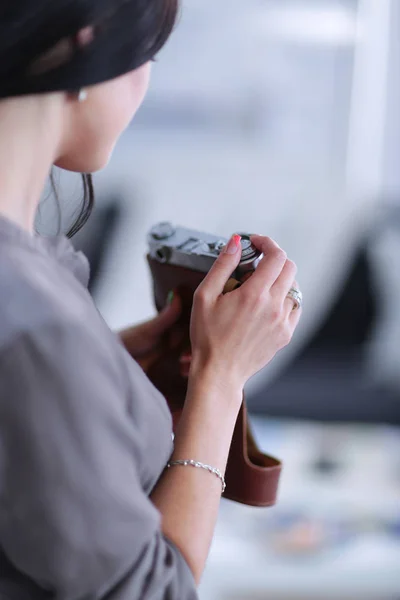 Frau sitzt mit Kamera auf Sofa in ihrem Haus — Stockfoto