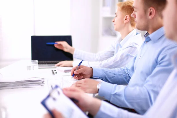 Gente de negocios sentada y discutiendo en la reunión, en la oficina — Foto de Stock