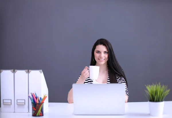 Dizüstü bilgisayar ile onun masasında çalışan güzel kadın — Stok fotoğraf