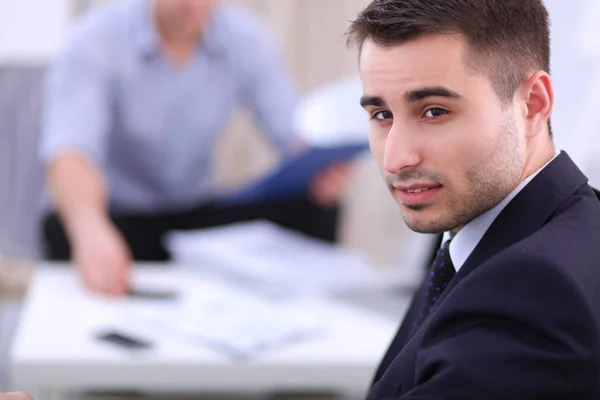 Zakenmensen die zitten en discussiëren tijdens een vergadering, in functie — Stockfoto