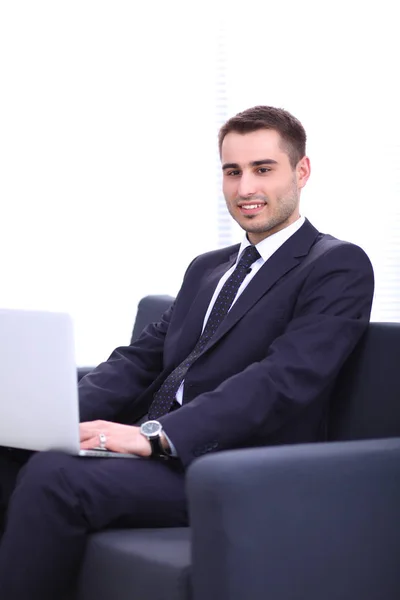 Jeune homme d'affaires travaillant au bureau, assis au bureau — Photo