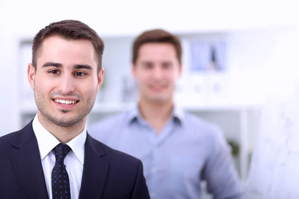 Zakenmensen die zitten en discussiëren tijdens een vergadering, in functie — Stockfoto