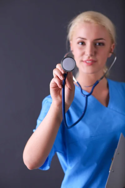 Médica feminina com estetoscópio ouvindo, isolada em fundo cinza — Fotografia de Stock