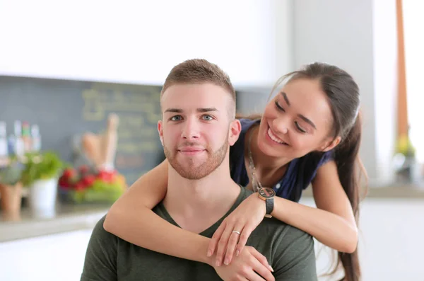 Hermosa pareja joven se divierte en la cocina en casa — Foto de Stock