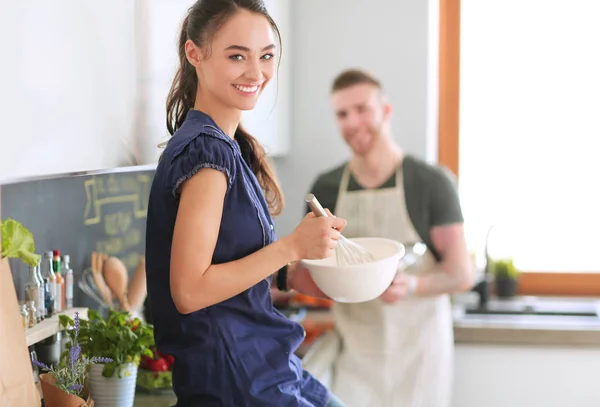 Casal cozinhar juntos em sua cozinha em casa — Fotografia de Stock