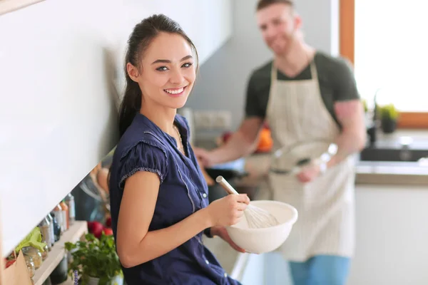 Pareja cocinando juntos en su cocina en casa — Foto de Stock