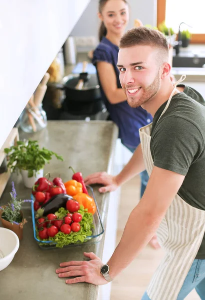 Paar kocht zu Hause gemeinsam in der Küche — Stockfoto