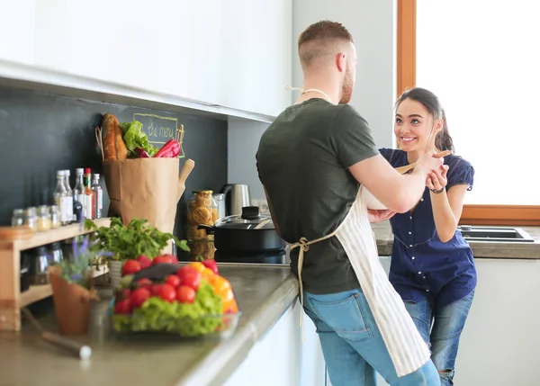 Paar kocht zu Hause gemeinsam in der Küche — Stockfoto
