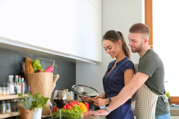 Pareja cocinando juntos en su cocina en casa — Foto de Stock