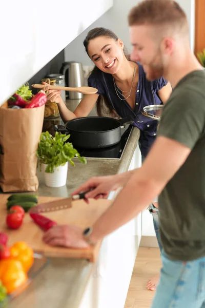 Pareja cocinando juntos en su cocina en casa —  Fotos de Stock