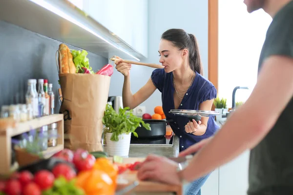 Casal cozinhar juntos em sua cozinha em casa — Fotografia de Stock