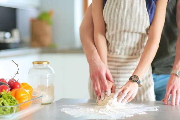 Jovem casal preparado bolo de pé na cozinha — Fotografia de Stock