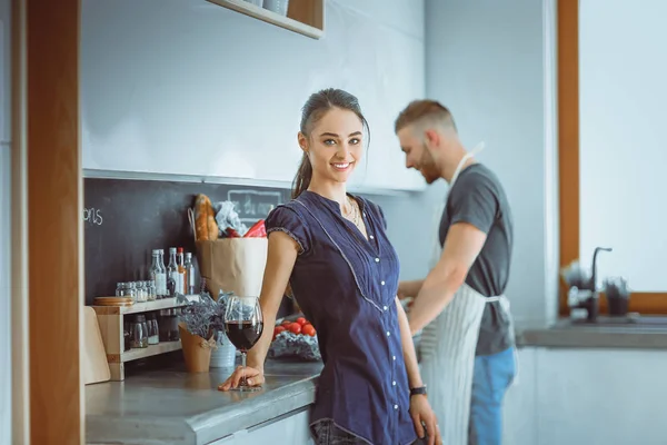 Couple boire du vin tout en cuisinant dans la cuisine — Photo