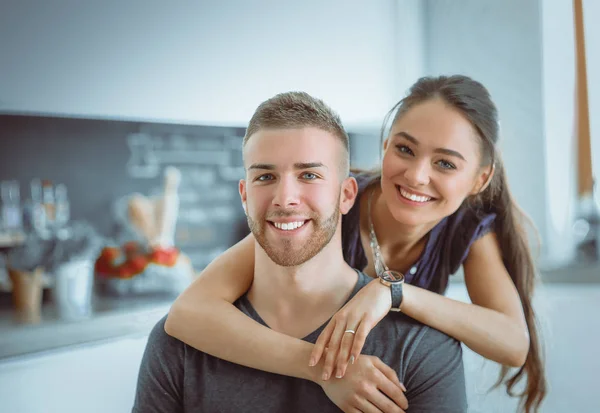 Hermosa pareja joven se divierte en la cocina en casa — Foto de Stock