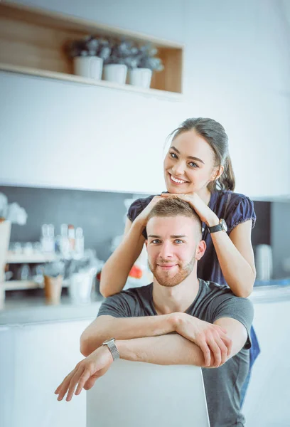 Vackra unga par har roligt i köket hemma — Stockfoto