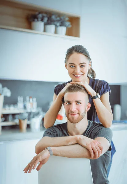 Hermosa pareja joven se divierte en la cocina en casa — Foto de Stock