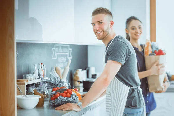 Paar koken samen in hun keuken thuis — Stockfoto