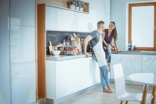 Mooi jong paar is het hebben van plezier in de keuken thuis — Stockfoto