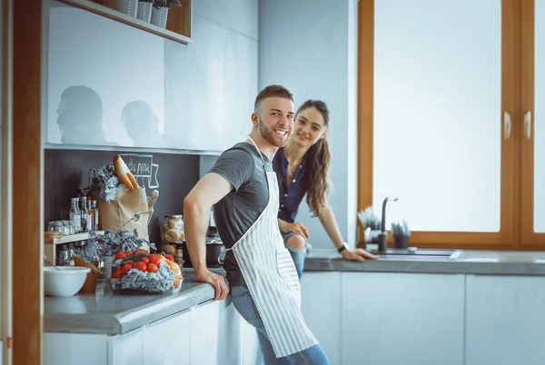 Mooi jong paar is het hebben van plezier in de keuken thuis — Stockfoto