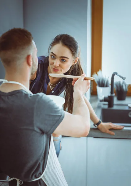 Bir çift evdeki mutfaklarında birlikte yemek pişiriyor. — Stok fotoğraf