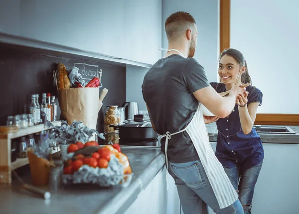 Couple cuisiner ensemble dans leur cuisine à la maison — Photo