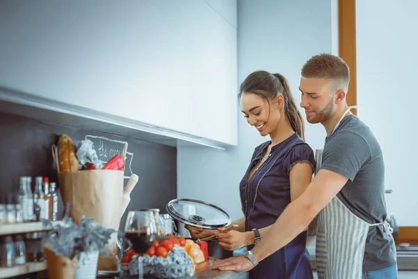 Paar koken samen in hun keuken thuis — Stockfoto