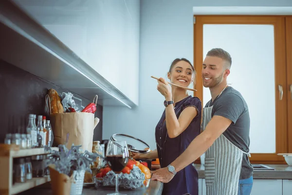 Casal cozinhar juntos em sua cozinha em casa — Fotografia de Stock